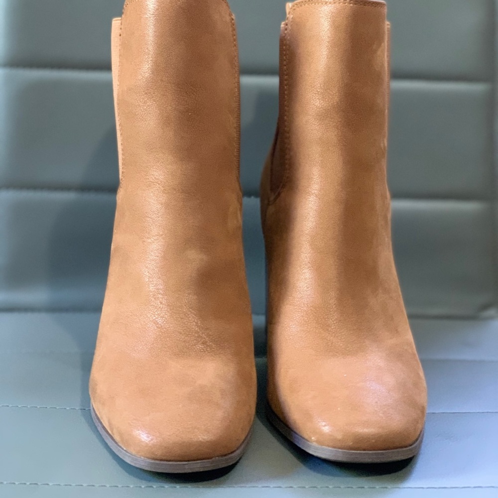 Beautiful brown boots nothings wrong with it in amazing conditions